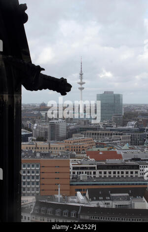 Blick auf die Stadt Hamburg und der Heinrich Hertz Turm oben auf dem Turm der Kirche von St. Nikolai, Hamburg, Deutschland Stockfoto