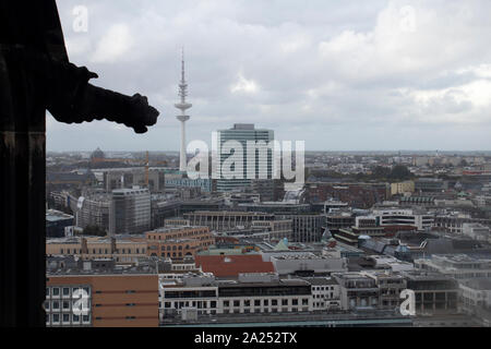 Blick über die Stadt Hamburg von oben auf dem Turm der Kirche von St. Nikolai, Hamburg, Deutschland Stockfoto