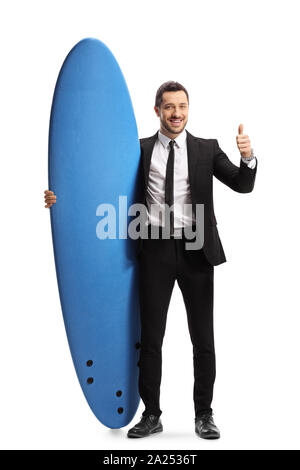 In voller Länge Porträt eines Geschäftsmannes, Daumen hoch und halten eine Surf Board auf weißem Hintergrund Stockfoto