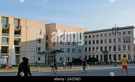 Die Botschaft der Vereinigten Staaten von Amerika in Berlin ist die diplomatische Vertretung der Vereinigten Staaten von Amerika in der Bundesrepublik Deutschland. Die aktuelle Anlage wurde im Juli 2008 eröffnet Stockfoto