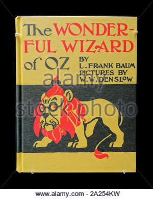 Der Zauberer von Oz, 1900. Amerikanischer Kinder Roman von Autor L.Frank Baum geschrieben und von W. W. Denslow dargestellt. Es hat seitdem mehrfach nachgedruckt worden, meist unter dem Titel Der Zauberer von Oz Stockfoto