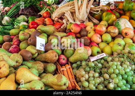 Trauben, Äpfeln, Birnen und Kiwis auf dem Stand beim Markt in Italien. Stockfoto