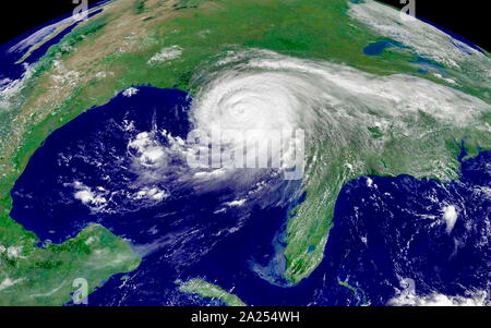 Hurrikan Katrina Landfall an der US-Golfküste. Hurrikan Katrina verursachte schwere Zerstörungen an der Golfküste von Florida nach Texas, viel von ihm wegen der Sturmflut und deichbruch. Der Sturm ist der dritte Intensivsten United States landfalling Tropical Cyclone, mindestens 1.245 Menschen in der Hurrikan und anschließenden Überschwemmungen gestorben, so dass es die tödlichste Usa Hurrikan seit dem Okeechobee hurricane 1928. Der Sachschaden wird auf insgesamt $ 108 Mrd. Stockfoto