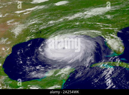 Hurrikan Katrina verursachte schwere Zerstörungen an der Golfküste von Florida nach Texas, viel von ihm wegen der Sturmflut und deichbruch. Der Sturm ist der dritte Intensivsten United States landfalling Tropical Cyclone, mindestens 1.245 Menschen in der Hurrikan und anschließenden Überschwemmungen gestorben, so dass es die tödlichste Usa Hurrikan seit dem Okeechobee hurricane 1928. Der Sachschaden wird auf insgesamt $ 108 Mrd. Stockfoto