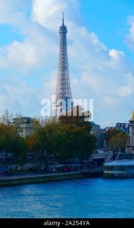 Der Eiffelturm (Tour Eiffel), auf dem Champ de Mars in Paris, Frankreich. Es ist nach dem Ingenieur Gustave Eiffel benannt Stockfoto