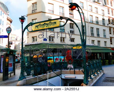 Kunst Neauveau Schild über dem Eingang zur Metrostation Cadet entfernt, auf der Linie 7 der Pariser Métro, die im Jahr 1910 eröffnet. Stockfoto