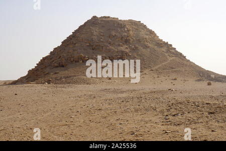 Die Satelliten-Pyramide ist eine alte ägyptische Pyramide an der königlichen Nekropole von Dahshur, etwa 40 Kilometer südlich von Kairo, unter dem alten Königreich Pharao Snofru gebaut (C. 2600 v. Chr.). Stockfoto