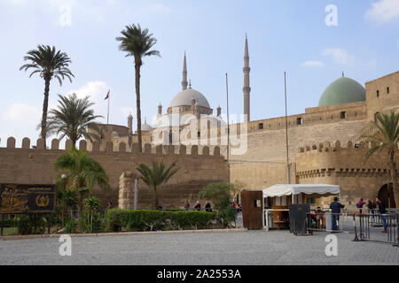 Die Zitadelle von Saladin in Kairo, ist eine mittelalterliche islamische fort in Kairo, Ägypten. Die Zitadelle wurde durch die ayyubid Herrscher Salah al-Din (Saladin) zwischen 1176 und 1183 CE befestigte, von den Kreuzfahrern zu schützen. Die Zitadelle gestoppt werden, wenn der Sitz der Regierung Ägyptens Herrscher, Khedive Ismail, in den 1860er Jahren verschoben. Stockfoto