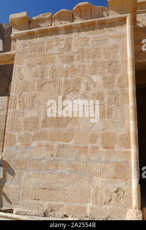 Deir el-Bahari, Totentempel und Grab, in der Nähe von Luxor, Ägypten. Während der achtzehnten Dynastie, der Totentempel der Hatschepsut wurde von Senenmut, royal Steward und Architekt der Hatschepsut konzipiert. Es war im 15. Jahrhundert v. Chr. errichtet, während der achtzehnten Dynastie Stockfoto