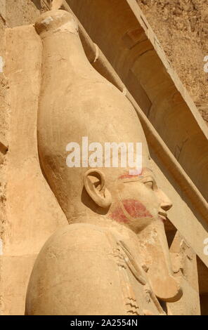 Statue von Königin Hatschepsut in Deir el-Bahari, Totentempel und Grab, in der Nähe von Luxor, Ägypten. Während der achtzehnten Dynastie, der Totentempel der Hatschepsut wurde von Senenmut, royal Steward und Architekt der Hatschepsut konzipiert. Es war im 15. Jahrhundert v. Chr. errichtet, während der achtzehnten Dynastie Stockfoto