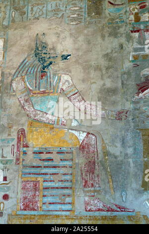 Wandrelief (lackiert), mit der Darstellung der Gott Anubis; innerhalb der Tempel der Hatschepsut, in der Nähe von Luxor, Ägypten. Der totentempel und Grab stammt aus der achtzehnten Dynastie, und wurde von Senenmut, royal Steward und Architekt der Hatschepsut konzipiert. Es war im 15. Jahrhundert v. Chr. errichtet, während der achtzehnten Dynastie Stockfoto