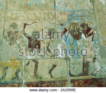 Wandrelief (lackiert), die die Ägyptischen Soldaten. Tempel der Hatschepsut, in der Nähe von Luxor, Ägypten. Der totentempel und Grab stammt aus der achtzehnten Dynastie, und wurde von Senenmut, royal Steward und Architekt der Hatschepsut konzipiert. Es war im 15. Jahrhundert v. Chr. errichtet, während der achtzehnten Dynastie Stockfoto