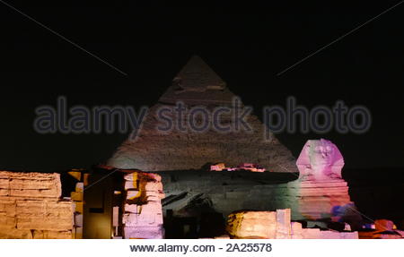 Abendliche Aussicht auf die Pyramiden von Gizeh und der Sphinx Komplex, Kairo, Ägypten. Dies umfasst die drei Pyramiden komplexe als die Großen Pyramiden und die Skulptur als die Große Sphinx bekannt. Die Pyramiden von Gizeh bestehen aus der Großen Pyramide von Gizeh (auch als die Pyramide des Cheops oder Cheops bekannt und c. gebaut 2560 - 2540 v. Chr.), der etwas kleinere Pyramide des Chephren) Khafre (oder ein paar hundert Meter südlich-westlich, und die relativ bescheidene Größe Pyramide des Menkaure (oder Mykerinos) ein paar hundert Meter weiter südlich-westlich. Die Große Sphinx liegt an der Ostseite des Komplexes. Aktuelle Konsens unter Stockfoto