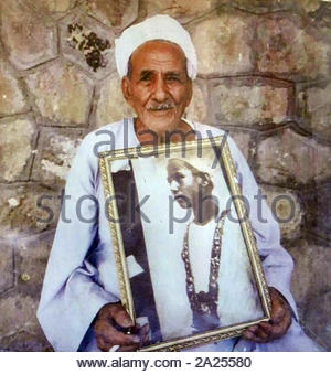 Husain Abdel Rassoul in 1992, seinem Kind Porträt Holding. Hussein Abdel Rassoul, 82. Hält ein Foto? Selbst 70 Jahre gedauert, bevor Sie ihn mit einem Anhänger getragen von König Tutanchamun. Abdel-rasoul Vater und Howard Carter entdeckt das Grab von Tutanchamun in 1922. Husain Abdel Rassoul war 12 Jahre alt, als er die Entdeckung des Grabes als KV 62 benannten besucht Stockfoto