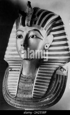 Frühe Fotografie der Totenmaske von Tut-ench-Amun. Howard Carter (1874 - 1939) war der britische Archäologe, der intakten Grab (KV 62 bezeichnet) Der 18. Dynastie Pharao Tutanchamun (umgangssprachlich bekannt als "King Tut" und "Der junge König'), im November 1922 entdeckt. Stockfoto