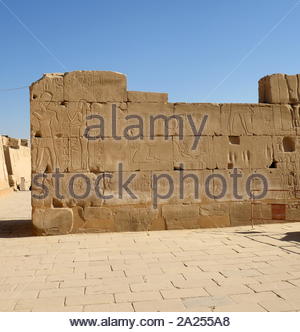 Relief, ein König und eine Königin und der Ram vorangegangen Gott chnum in Karnak Tempel, Luxor, Ägypten. Mit dem Bau des Komplexes wurde während der Regierungszeit von Senusret ich im Reich der Mitte und setzte sich bis in die ptolemäische Zeit, obwohl die meisten der erhaltenen Gebäude aus dem Neuen Reich. Die Gegend um Karnak war der wichtigste Ort der Anbetung des achtzehnten Dynastie thebanischen Triade mit dem Gott Amun an der Spitze. Es ist Teil der monumentalen Stadt Theben. Stockfoto