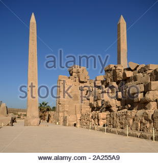 Obelisken in Karnak Tempel, Luxor, Ägypten. Mit dem Bau des Komplexes wurde während der Regierungszeit von Senusret ich im Reich der Mitte und setzte sich bis in die ptolemäische Zeit, obwohl die meisten der erhaltenen Gebäude aus dem Neuen Reich. Die Gegend um Karnak war der wichtigste Ort der Anbetung des achtzehnten Dynastie thebanischen Triade mit dem Gott Amun an der Spitze. Es ist Teil der monumentalen Stadt Theben. Stockfoto