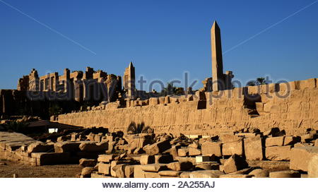 Obelisk in Karnak Tempel, Luxor, Ägypten. Mit dem Bau des Komplexes wurde während der Regierungszeit von Senusret ich im Reich der Mitte und setzte sich bis in die ptolemäische Zeit, obwohl die meisten der erhaltenen Gebäude aus dem Neuen Reich. Die Gegend um Karnak war der wichtigste Ort der Anbetung des achtzehnten Dynastie thebanischen Triade mit dem Gott Amun an der Spitze. Es ist Teil der monumentalen Stadt Theben. Stockfoto