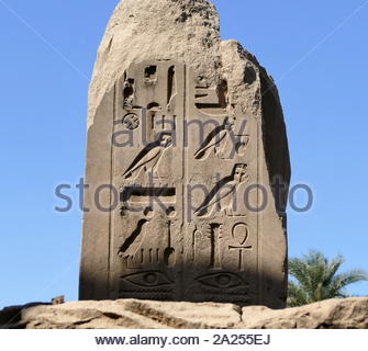 Obelisk, innerhalb der Alten Ägyptischen Luxor Tempel in Luxor (antike Theben); ab 1100 v. Chr.-1600 v. Chr. gebaut. Luxor Tempel wurde mit Sandstein vom Gebel el-Silsila, im Süd-westen von Ägypten. Dieser Sandstein wird als Nubischen Sandstein bezeichnet. Von den mittelalterlichen Zeiten der muslimischen Bevölkerung von Luxor hatte in und um den Tempel nieder, an der nach Süden Ende der Halterung. Es wurde festgestellt, dass der Luxor Tempel hält große Bedeutung für das Opet-fest. Der Luxor Tempel war der thebanischen Triade der Kult des königlichen Ka, Amun, Mut und Khonsu und wurde errichtet, duri Stockfoto