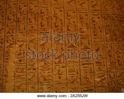 Grab KV 11 ist das Grab des antiken ägyptischen Pharao Ramses III., (1186-1155 v. Chr.), den 20. Dynastie. Im Tal das Tal der Könige befindet, das Grab wurde ursprünglich von Setnakhte begonnen, aber abgebrochen, wenn es in die früheren Grab des Amenmesse (KV 10) brach. Das Grab KV 11 wurde neu gestartet und erweitert und auf eine andere Achse für Ramses III. Das Grab hat geöffnet seit der Antike gewesen und hat verschiedentlich bekannt als Bruce's Tomb (nach James Bruce, der das Grab im Jahr 1768 benannten) und der Harper Grab (aufgrund der Gemälde von zwei blinde Harpers im Grab). Stockfoto
