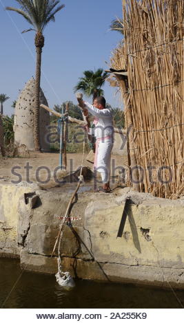 Nachbau eines alten ägyptischen Dorf mit einem shadoof oder shaduf, Bewässerung Werkzeug. Die shadoof war schon früh ein Werkzeug in Bewässerung durch die alten Ägypter, die entlang des Nils und die Mesopotamier lebte verwendet. Stockfoto