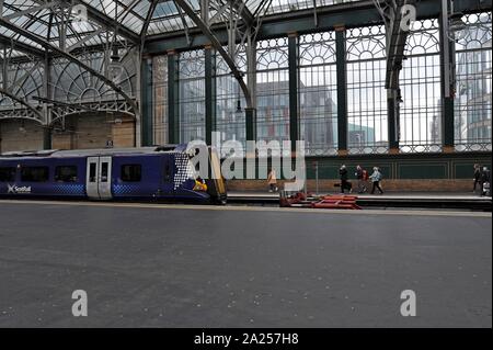 Die Fluggäste scotrail Klasse 380 Desiro elektrische Züge von Glasgow Central Station Stockfoto