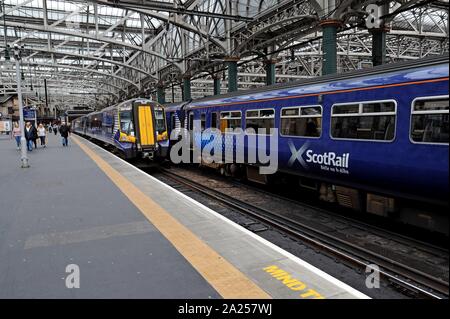 Die Fluggäste scotrail Klasse 380 Desiro elektrische Züge von Glasgow Central Station Stockfoto