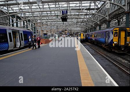 Die Fluggäste scotrail Klasse 380 Desiro elektrische Züge von Glasgow Central Station Stockfoto