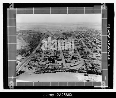 Fotokopie des Foto (Original in Sammlung von Gerald A. Doyle, Phoenix) Emil Eger, Fotograf, November 11, 1948. Luftaufnahme BLICK NACH SÜDEN DER Yuma Crossing. Die SPRR WASSER ABRECHNUNG BEHÄLTER BEFINDET SICH AUF DER ANHÖHE IN DER RECHTEN UNTEREN ECKE DES BILDES. Die LAGE DES SPRR Brücken an der Madison Avenue ist GEKENNZEICHNET DURCH DIE BEIDEN PFEILER IN DEN FLUSS. Die kreisförmige STIFTUNG DES SCHWINGENS SPAN IST AN DER KÜSTE UNMITTELBAR JENSEITS DER ZWEITEN PIER. Den Behälter Dach intakt ist. - Southern Pacific Railroad Wasser Abrechnung Behälter, Yuma Crossing, South Bank der Colorado River am Fuß der Ma Stockfoto