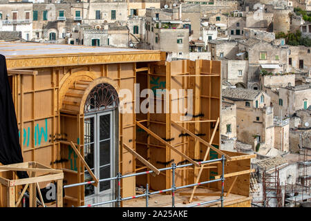 Matera, Italien - Sept 15, 2019: Bond Wohnung aus dem Film "keine Zeit" in Sassi, Matera, Italien zu sterben. Fiktive Hotel in der Piazzetta Pascoli Gebiet gebaut, vor allem für die Produktion, mit Blick auf die Altstadt von Matera. Nach Abschluss der Dreharbeiten ist gewickelt, der Bau wird verschwinden und wahrscheinlich Touristen für Jahre verwirren zu kommen, dass sie nicht das Gebäude finden. Stockfoto