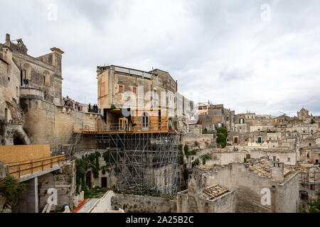 Matera, Italien - Sept 15, 2019: Bond Wohnung aus dem Film "keine Zeit" in Sassi, Matera, Italien zu sterben. Fiktive Hotel in der Piazzetta Pascoli Gebiet gebaut, vor allem für die Produktion, mit Blick auf die Altstadt von Matera. Nach Abschluss der Dreharbeiten ist gewickelt, der Bau wird verschwinden und wahrscheinlich Touristen für Jahre verwirren zu kommen, dass sie nicht das Gebäude finden. Stockfoto