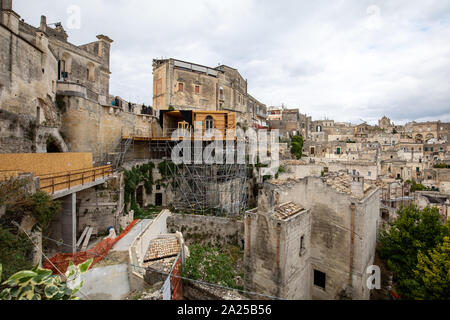 Matera, Italien - Sept 15, 2019: Bond Wohnung aus dem Film "keine Zeit" in Sassi, Matera, Italien zu sterben. Fiktive Hotel in der Piazzetta Pascoli Gebiet gebaut, vor allem für die Produktion, mit Blick auf die Altstadt von Matera. Nach Abschluss der Dreharbeiten ist gewickelt, der Bau wird verschwinden und wahrscheinlich Touristen für Jahre verwirren zu kommen, dass sie nicht das Gebäude finden. Stockfoto