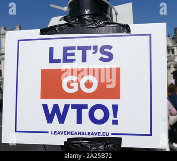 Brexit "Verlassen" Protest Plakat' können Sie im Rahmen der WTO (World Trade Organisation, Regeln), die außerhalb des Parlaments in London, April 2019. Brexit ist der Prozess, der den Rückzug des Vereinigten Königreichs (UK) aus der Europäischen Union (EU). Nach einem Referendum am 23. Juni 2016, in der 51,9 Prozent der abgegebenen Stimmen unterstützt die EU verlassen Stockfoto