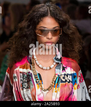 New York, NY-Sept 09, 2019: Zoe Thaets geht der Start- und Landebahn an der Zimmermann Frühling Sommer 2020 Fashion Show Stockfoto