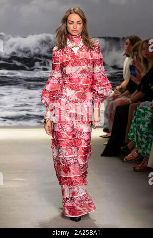 New York, NY-Sept 09, 2019: Birgit Kos geht der Start- und Landebahn an der Zimmermann Frühling Sommer 2020 Fashion Show Stockfoto