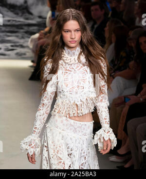 New York, NY-Sept 09, 2019: ein Modell geht der Start- und Landebahn an der Zimmermann Frühling Sommer 2020 Fashion Show Stockfoto