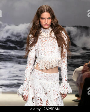 New York, NY-Sept 09, 2019: ein Modell geht der Start- und Landebahn an der Zimmermann Frühling Sommer 2020 Fashion Show Stockfoto