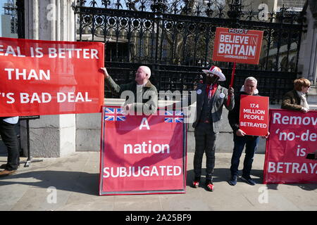 Brexit "Verlassen" demonstranten Demonstration vor dem Parlament in London, April 2019. Brexit ist der Prozess, der den Rückzug des Vereinigten Königreichs (UK) aus der Europäischen Union (EU). Nach einem Referendum am 23. Juni 2016, in der 51,9 Prozent der abgegebenen Stimmen unterstützt die EU verlassen Stockfoto