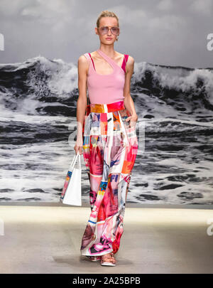 New York, NY-Sept 09, 2019: Maartje Verhoe geht der Start- und Landebahn an der Zimmermann Frühling Sommer 2020 Fashion Show Stockfoto