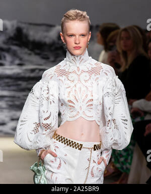 New York, NY-Sept 09, 2019: ein Modell geht der Start- und Landebahn an der Zimmermann Frühling Sommer 2020 Fashion Show Stockfoto