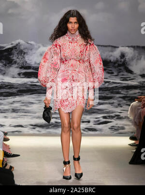 New York, NY-Sept 09, 2019: ein Modell geht der Start- und Landebahn an der Zimmermann Frühling Sommer 2020 Fashion Show Stockfoto