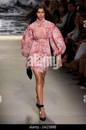 New York, NY-Sept 09, 2019: ein Modell geht der Start- und Landebahn an der Zimmermann Frühling Sommer 2020 Fashion Show Stockfoto