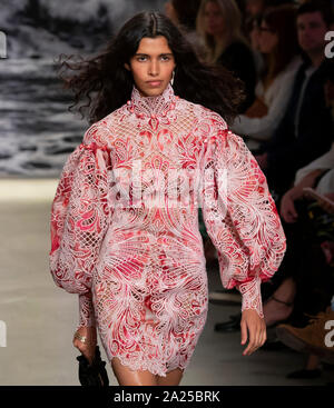 New York, NY-Sept 09, 2019: ein Modell geht der Start- und Landebahn an der Zimmermann Frühling Sommer 2020 Fashion Show Stockfoto