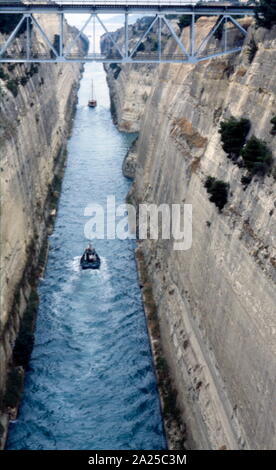 Der Kanal von Korinth verbindet den Golf von Korinth mit dem Saronischen Golf in die Ägäis. Er schneidet durch die schmalen Isthmus von Korinth und trennt die Peloponnes vom griechischen Festland, wohl um die Halbinsel eine Insel. Stockfoto