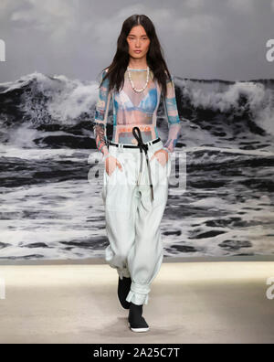 New York, NY-Sept 09, 2019: ein Modell geht der Start- und Landebahn an der Zimmermann Frühling Sommer 2020 Fashion Show Stockfoto