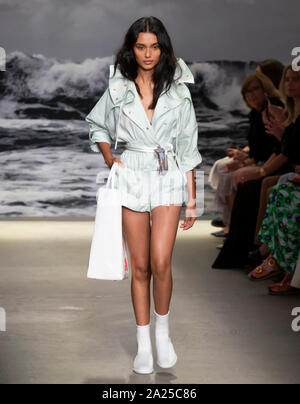 New York, NY-Sept 09, 2019: ein Modell geht der Start- und Landebahn an der Zimmermann Frühling Sommer 2020 Fashion Show Stockfoto