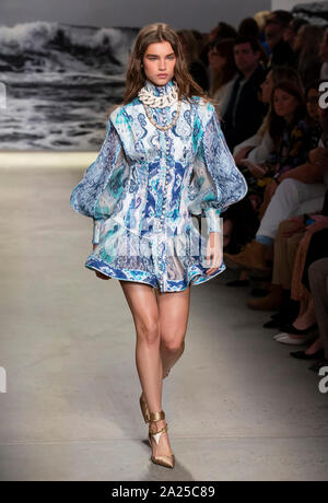 New York, NY-Sept 09, 2019: ein Modell geht der Start- und Landebahn an der Zimmermann Frühling Sommer 2020 Fashion Show Stockfoto
