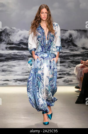 New York, NY-Sept 09, 2019: ein Modell geht der Start- und Landebahn an der Zimmermann Frühling Sommer 2020 Fashion Show Stockfoto