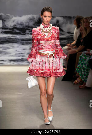New York, NY-Sept 09, 2019: ein Modell geht der Start- und Landebahn an der Zimmermann Frühling Sommer 2020 Fashion Show Stockfoto