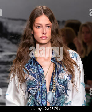 New York, NY-Sept 09, 2019: ein Modell geht der Start- und Landebahn an der Zimmermann Frühling Sommer 2020 Fashion Show Stockfoto